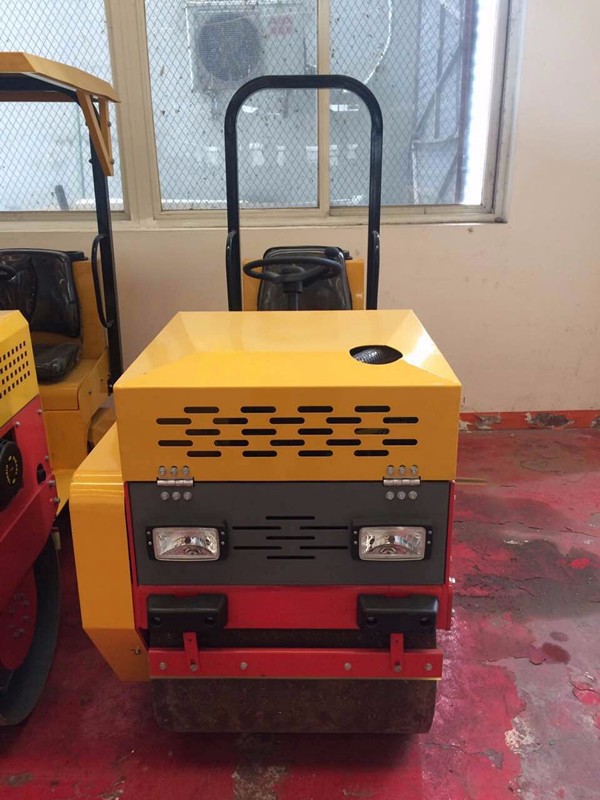 辰旺 自行式振動壓路機+CWYL-800X 主要用于溝槽基礎，道路，體育場地的壓實整平工作，及大型壓路機