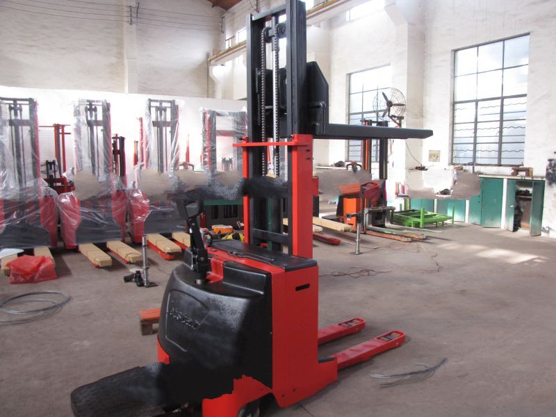 優(yōu)質(zhì)全電動(dòng)堆高車高效環(huán)保，操作方便，維護(hù)方便