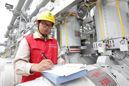 6月30日，國家電網(wǎng)工作人員在寧波500千伏甬港變進(jìn)行投運(yùn)啟動(dòng)操作。