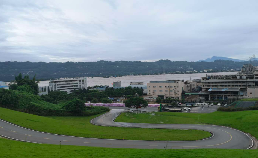 永祥多晶硅廠區(qū)外洪水兇猛。受訪者供圖