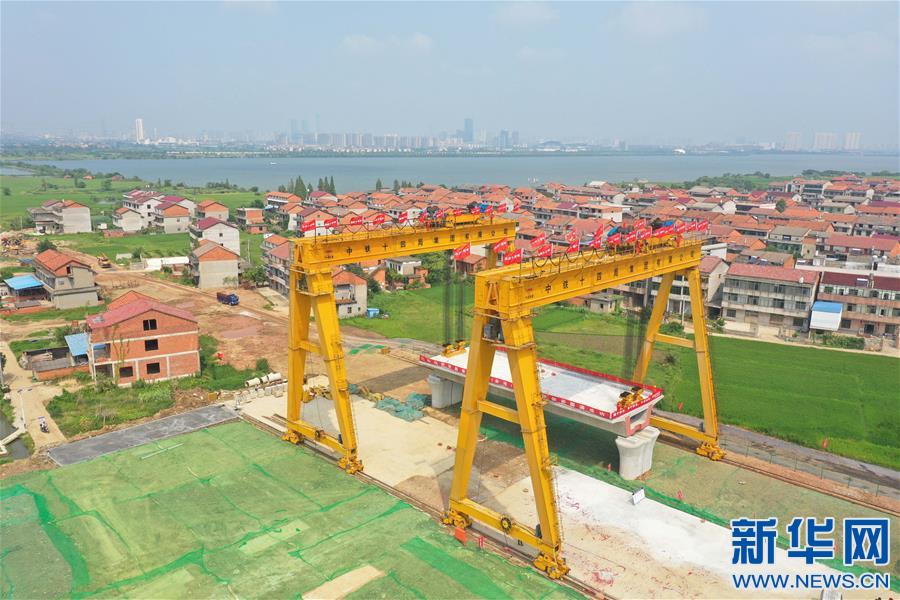 （經(jīng)濟）（1）昌景黃高鐵開始箱梁架設(shè)