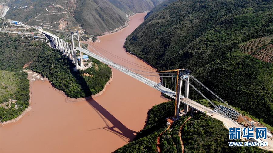 （專發(fā)新華網(wǎng)云南、客戶端）云南紅河高速公路懸索特大橋主跨成功合龍