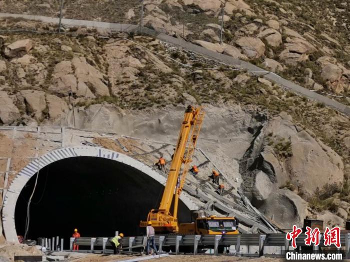 圖為9月8日，施工人員正在進(jìn)行收尾工程施工。施工方供圖