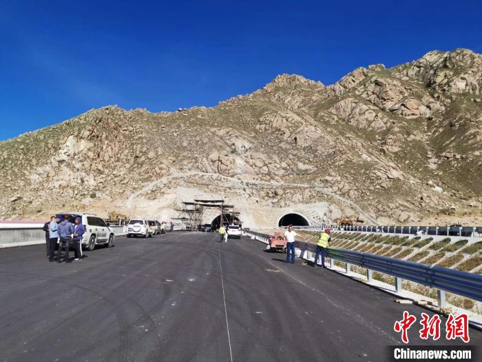 圖為9月8日，拉日公路拉薩段已初步具備通車條件。施工方供圖