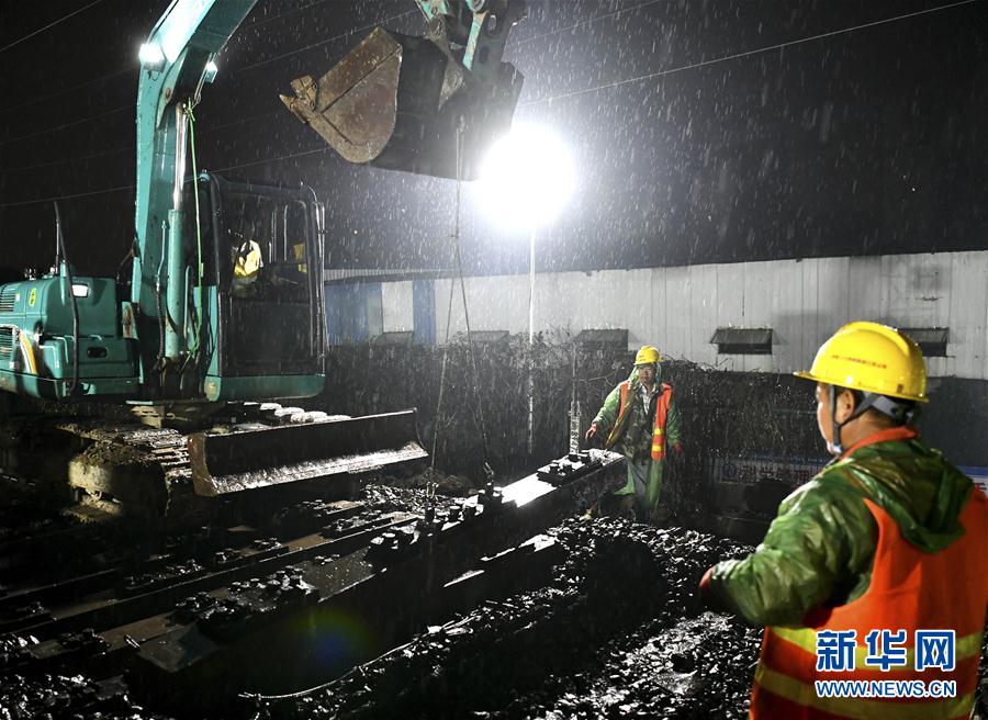 （經(jīng)濟）（1）合肥：夜戰(zhàn)重點工程