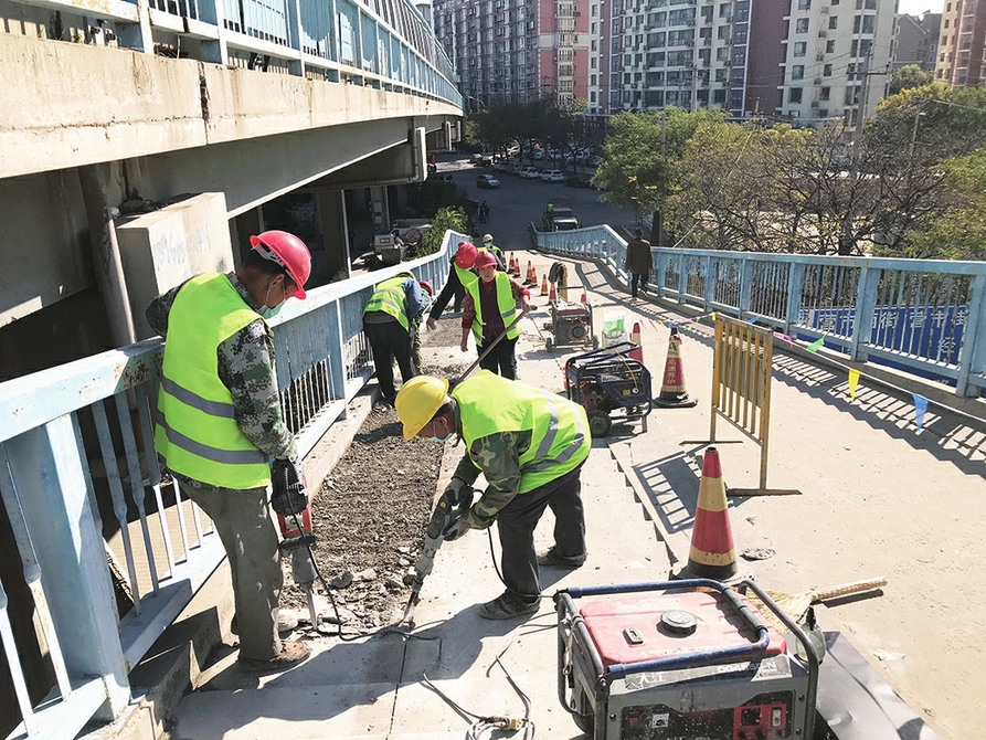 階改坡 路更暢 經(jīng)六路跨鐵路橋通車16年后，輔道進行大改造上行方向左半幅階梯改坡道，下行方向新建坡道