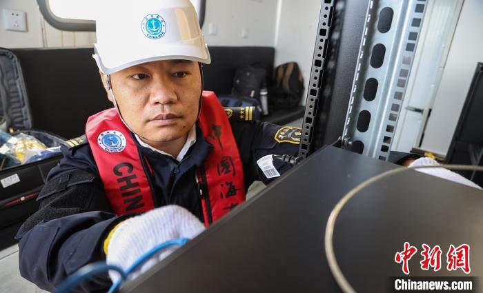 圖為基站工作人員檢測網(wǎng)絡跳線?！↓嬸﹪?攝 攝