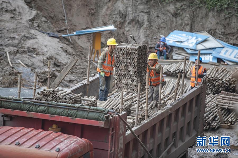 (社會)(5)重慶嘉陵江磁井段防洪護岸綜合整治工程三標段加緊施工