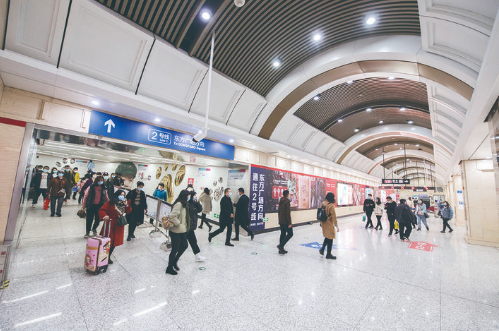 　　解放大路站是長(zhǎng)春軌道交通1號(hào)線與2號(hào)線換乘站，寬敞的換乘大廳讓市民享受軌道交通出行的便利。 張揚(yáng) 攝