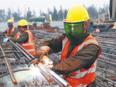 ?？诮瓥|新區(qū)高品質(zhì)飲用水水廠項目工地?zé)峄鸪?/></a>海口江東新區(qū)高品質(zhì)飲用水水廠項目工地?zé)峄鸪祉椖拷ㄔO(shè)熱能戰(zhàn)冬日寒1月10日下午，在?？诮瓥|新區(qū)高品質(zhì)飲用水水廠項目工地，工人在一起焊接鋼筋籠。 通訊員郝尉淞攝海南日報記者習(xí)霽鴻通訊員郝尉淞從海口市區(qū)一路開往江東新區(qū)，明顯能聽到車窗...<a href=