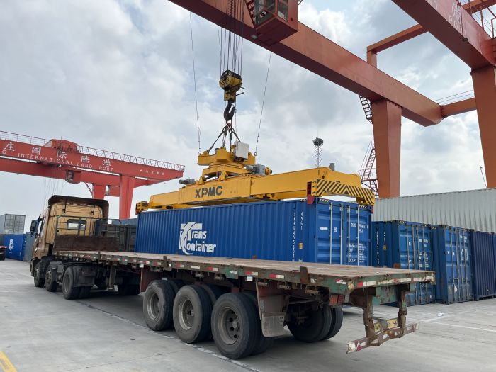 單吊鉤伸縮旋轉(zhuǎn)平移吊具